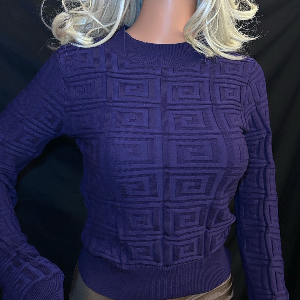 “Greek key" Pattern solid round neck sweater - Picture 9 of 16